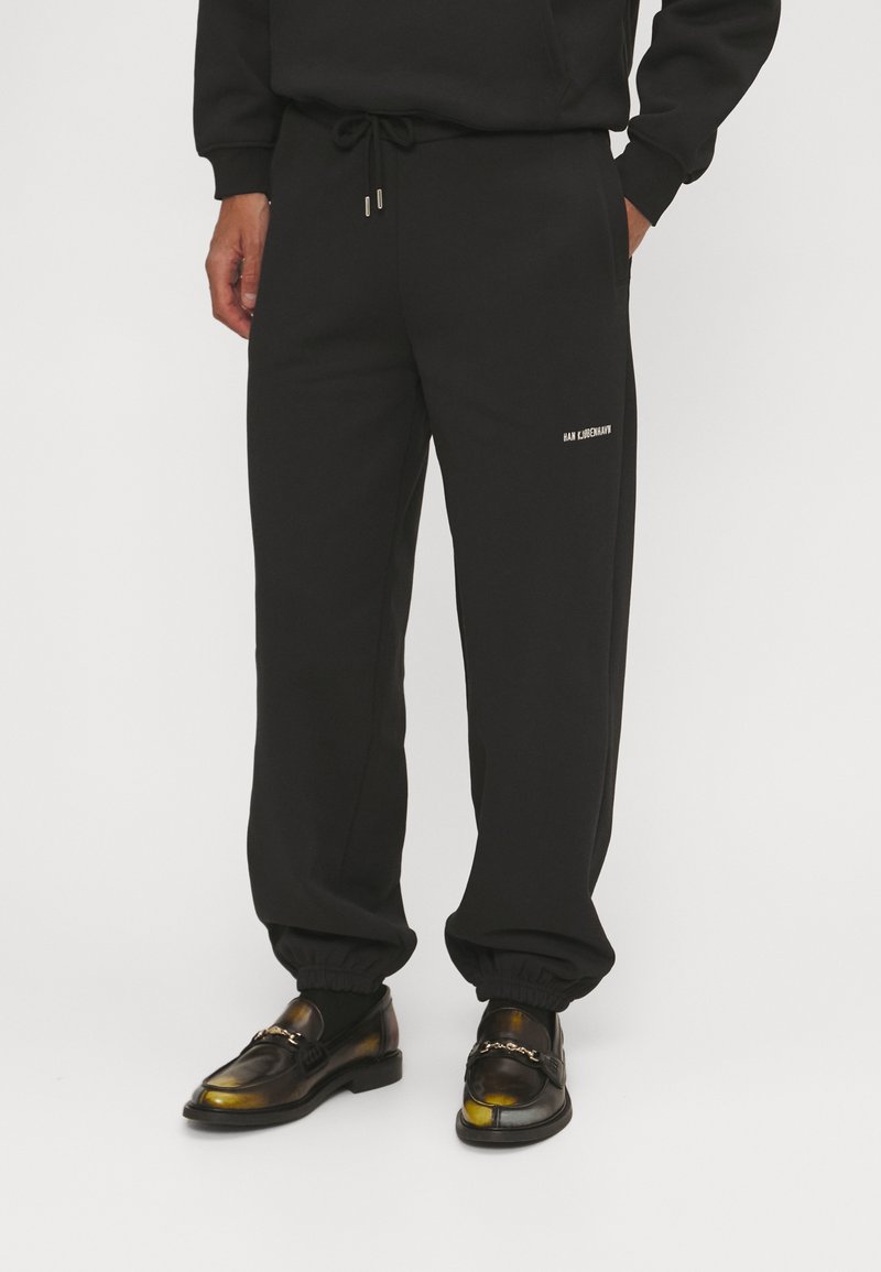 Han Kjøbenhavn DAILY UNISEX - Tracksuit bottoms - black