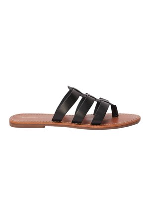 Sandales en cuir noir à enfiler avec trois sangles superposées, une semelle intérieure rembourrée couleur tan et une semelle extérieure plate marron, avec un détail de couture sur le bord.