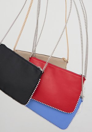 Quattro borse in pelle di colore nero, rosso, blu e beige, dotate di tracolle a catena e decorazioni di perline lungo i bordi.