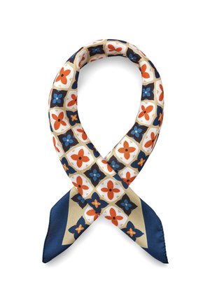 Silketørklæde med geometrisk blomstermønster i orange, blå og beige, foldet i en løkke med marineblå spidse ender på en hvid baggrund.