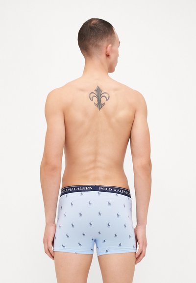 Šviesiai mėlynos boxer kelnaitės su tamsiai mėlynu elastingu, ant kurio yra užrašas "POLO RALPH LAUREN." Papuoštos mažais juodais polo žaidėjo logotipais. Švelni, elastinga medžiaga.