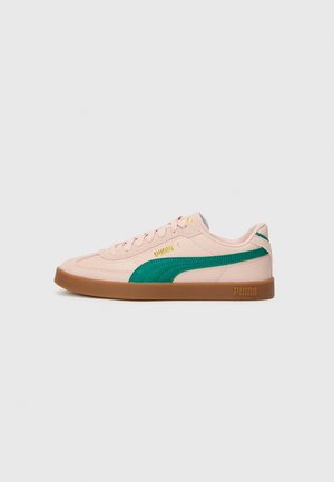 Baskets Puma avec un dessus synthétique rose clair, des rayures latérales vertes et une semelle en caoutchouc naturel. Présente un bout arrondi, un design à lacets et des accents de logo.