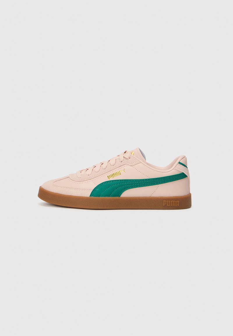 Puma tenisice s svijetloružičastim sintetičkim gornjim dijelom, zelenim bočnim trakama i potplatom od gumirane gume. Imaju zaobljen vrh, dizajn s vezicama i akcentima loga.