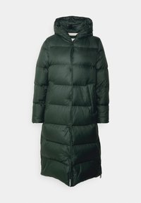 Lang mørkegrøn dynefrakke med hætte, der har horisontale segmenter, sidelommer og lynlås i bunden for justerbar pasform.