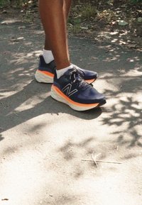 New Balance FRESH FOAM X MORE V4 - Sapatos para corrida em estrada - eclipse