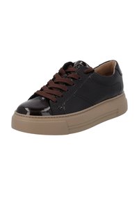 Sneakers en cuir verni noir avec des lacets marron et une semelle en caoutchouc beige. Présentent un bout arrondi et des détails de couture subtils sur les côtés.