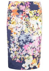 Jupe crayon bleu marine avec un imprimé floral multicolore vif comprenant des fleurs orange, jaune, rose et blanche.
