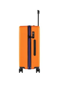 Oranje hard-shell koffer met een paarse rits, een combinatie slot, een zwarte handgreep en vier wielen voor gemakkelijke mobiliteit.