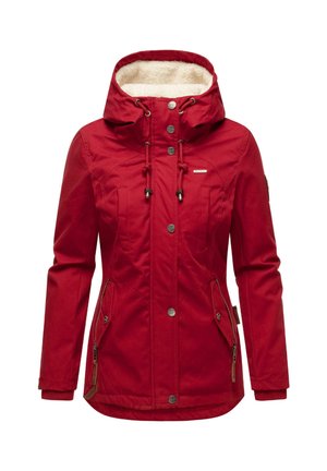 Veste rouge avec capuche en fourrure, fermetures éclair et à pression, deux poches avant, et poignets élastiques. Caractéristiques des ajustements à cordon autour de la taille.