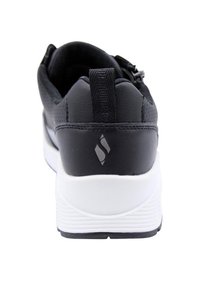 Baskets noires avec une tige texturée, semelle blanche contrastante et un détail de logo à l'arrière. Équipées d'une languette pour un enfilage facile.