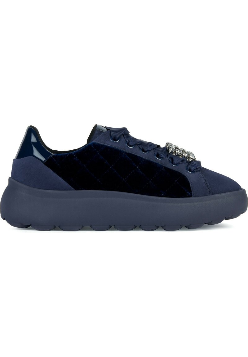 Sneaker blu navy con design in velluto e trapuntato. Presentano dettagli lucidi e decorazioni in strass. Suola in gomma arrotondata.