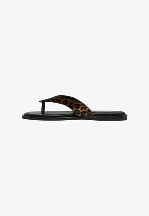 Sort flad sandal med brun og sort leopardmønstret rem og tåpost, set fra siden.