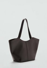 Sac fourre-tout marron foncé en matériau synthétique lisse. Présente une forme arrondie, deux poignées épaules et des coutures visibles à l'avant.