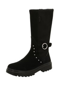 Schwarze Wildleder-Stiefel bis zum Knie mit dekorativen silbernen Nieten, einem Riemen mit einem runden Metallelement und einer robusten Gummisohle.