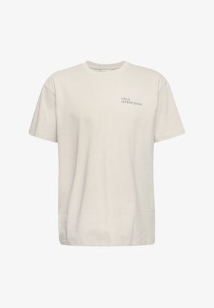Hellbeige Baumwoll-T-Shirt mit Rundhalsausschnitt, kurzen Ärmeln und minimalistischem grauen Text auf der linken Brust, der "HALO 196819721981" zeigt.