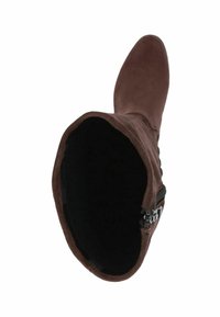 Bottes en daim marron, montantes jusqu'au genou, avec un bout pointu, une doublure intérieure et une fermeture éclair latérale. Présente une texture lisse sans motifs visibles.