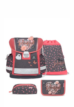 Rucksack-Set: Grau mit pinken Akzenten, florales Design, Schmetterlingsmuster, reflektierende Streifen, beinhaltet einen Beutel mit Kordelzug, ein Federmäppchen und eine Geldbörse.