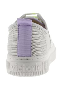 Sneaker bianco in rete con finitura testurizzata, dotata di un linguetta sul tallone in tessuto viola e una suola in gomma bianca con una presa a motivo.