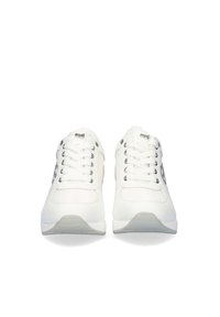 Zapatillas blancas con parte superior sintética suave, diseño con cordones y acentos metálicos en los laterales. Cuenta con una suela texturizada para mejorar la tracción.