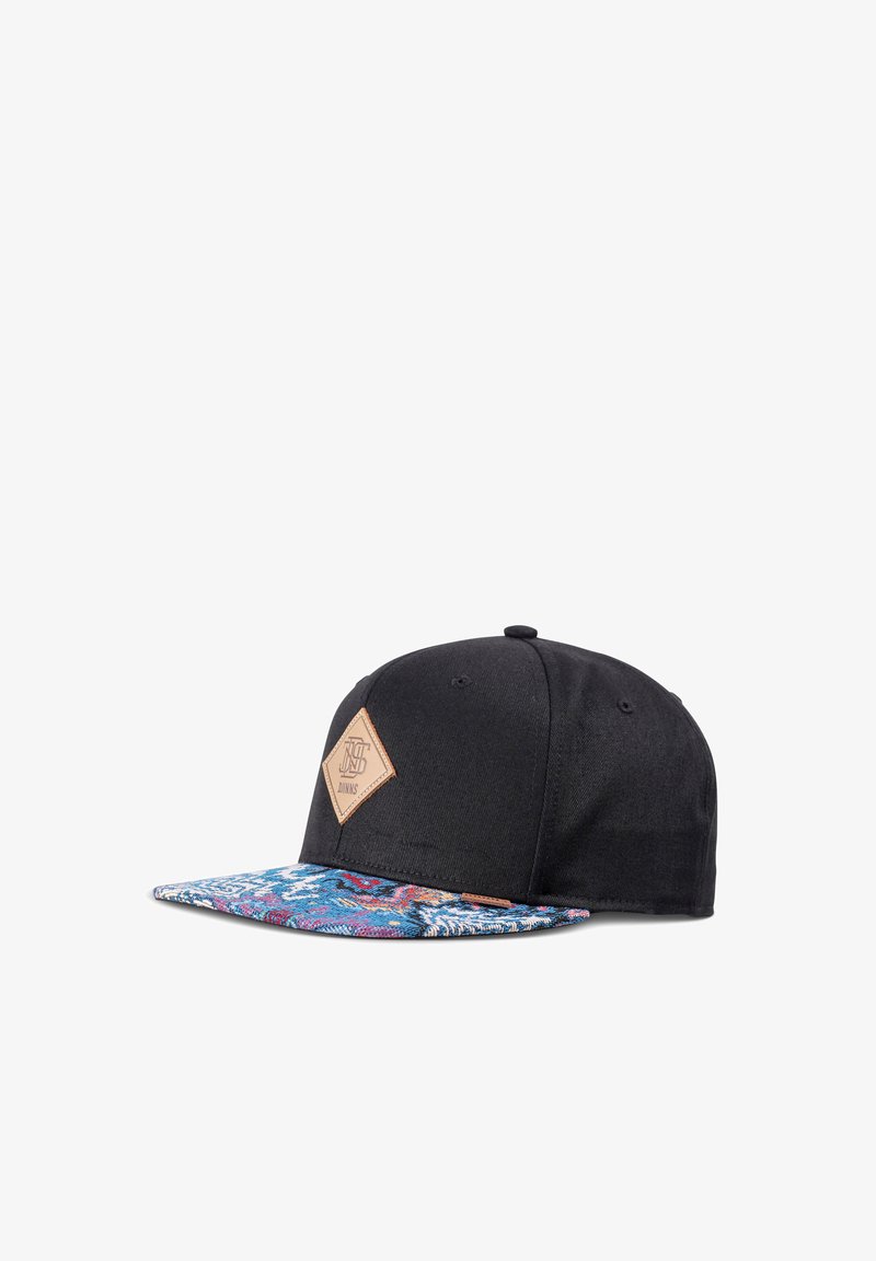 Casquette snapback noire avec une visière plate à motif bleu multicolore et un patch logo diamant tan sur le panneau avant.
