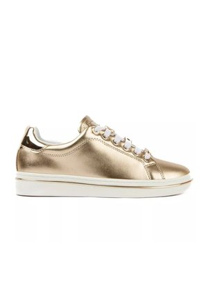 Metallic gouden sneaker met witte zool en witte veters, van opzij getoond tegen een egale witte achtergrond.