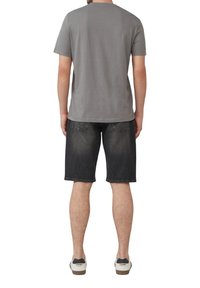 Grijs T-shirt met korte mouwen, gecombineerd met donkere spijkerbroekshorts, met een relaxte pasvorm en een gladde textuur, gedragen met casual sneakers.
