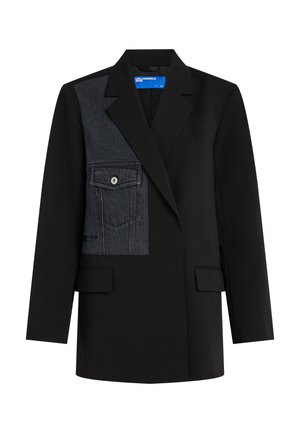 Blazer preto com um remendo de denim cinza escuro, apresentando um bolso com aba no peito esquerdo, lapela dentada e dois bolsos frontais com aba.