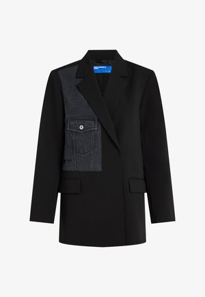 Blazer preto com um remendo de denim cinza escuro, apresentando um bolso com aba no peito esquerdo, lapela dentada e dois bolsos frontais com aba.