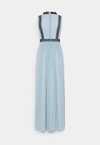 Robe longue sans manches bleu clair avec bordure en dentelle noire aux épaules et à la taille, fermeture éclair au dos.