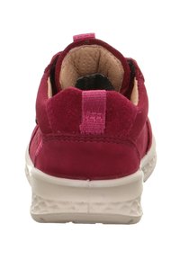 Roter, Wildleder-Sport Schuh mit gepolsterter Knöchelpartie, pinken Akzenten, schwarzem Innenfutter und einer strukturierten weißen Außensohle. Rückansicht angezeigt.
