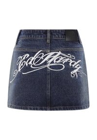 Denim minirok met een donkere wassing, met witte geborduurde tekst op de achterkant en een discreet zwart leren merklabel bij de taille.