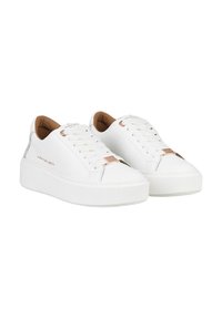 Sneakers bianchi in pelle con punta rotonda, chiusura con lacci e soletta rialzata. Presentano dettagli in oro rosa e una fodera interna marrone.