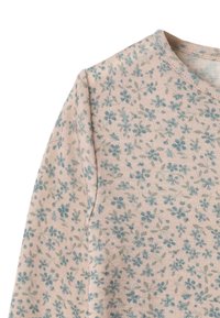 Pika-sleeve top pehmeast tekstureeritud kangast, millel on helebeez taust ja väikesed sinised lillemustrid. V-kaelusega disain ja kergelt kaarduv alläär.