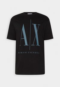 Svart T-shirt med kort ärm med stor blå "A|X" logotyp och texten "Armani Exchange" centrerad framtill.