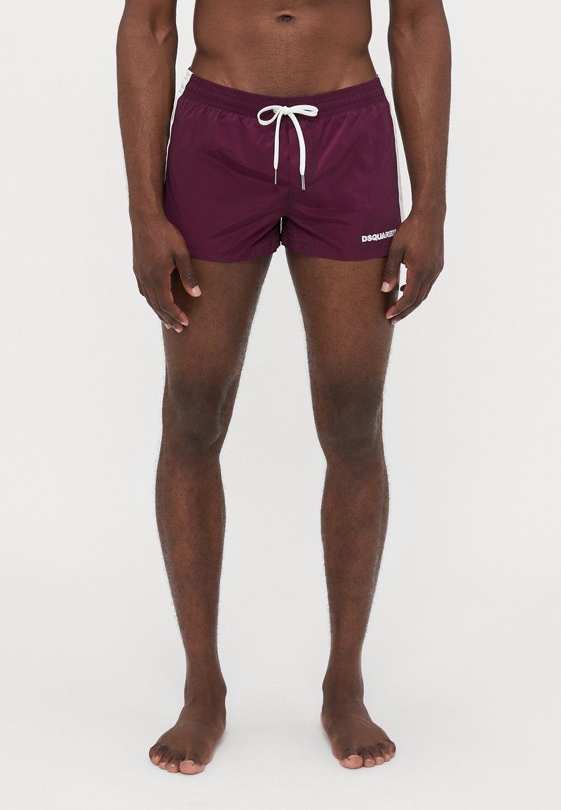 Burgunderfarbene Badeshorts mit einem Kordelzugbund, aus einem strukturierten Stoff und einem kleinen weißen Logo auf der unteren linken Seite.