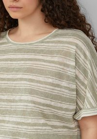 Gestreepte gebreide top in lichtgroen en crèmekleur, met een ronde halslijn en korte mouwen, in een comfortabele pasvorm en zachte textuur.