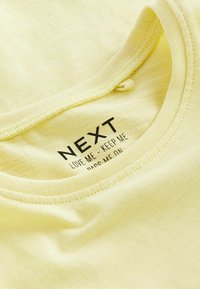 Next SCALLOP-REGULAR FIT - Triko s potiskem - yellow