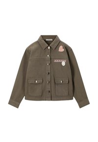 Veste vert olive avec un col, des boutons sur le devant, deux grandes poches et des patchs décoratifs : une forme de cœur et un motif de ruban.