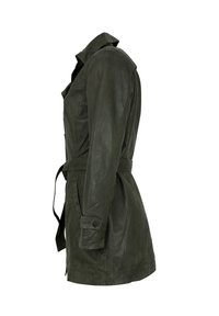 Olivgrüner Leder-Trenchcoat mit Taillengürtel, Reverskragen, Seitentaschen und Knopfdetail an den Manschetten. Glatte Textur.