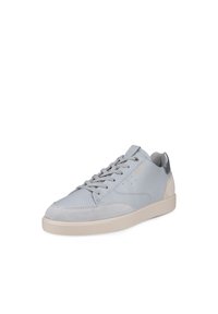 Ljust grå sneakers med en blandning av läder och mocka, platta snören, rund tå och en kontrasterande beige sula med en texturerad hälaccent.