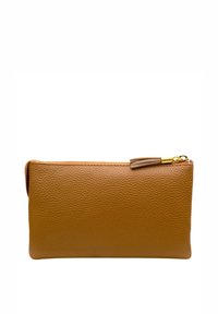 Pochette con zip in pelle marrone chiaro dalla superficie testurizzata, dotata di cerniera in tonalità oro e un accento a frange. Forma sottile e rettangolare.