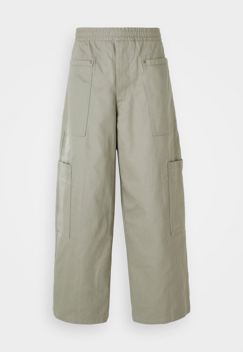 Pantaloni cargo larghi color verde oliva con vita elasticizzata, molteplici tasche e una texture liscia. Larghezza regolabile all'orlo.