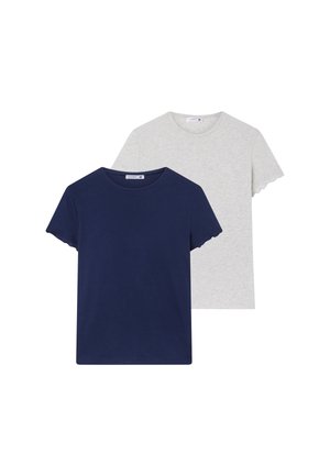 Due magliette: una blu navy e una grigio chiaro. Entrambe hanno maniche corte e un collo arrotondato. Il tessuto sembra morbido con una superficie liscia.