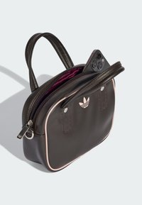 Brązowa skórzana torebka z zamkiem błyskawicznym na górze, różowymi akcentami i podwójnymi uchwytami. Wnętrze wyłożone w głębokim fioletowym kolorze. Posiada logo i ozdobne przeszycia.