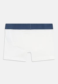 Hvite bomullsboxershorts med en mørkeblå elastisk midje. Har en glatt tekstur og en kroppsnær design med sømmer.