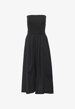 Rochie neagră fără bretele, cu corset ajustat și fustă plisată, fluidă, care se extinde până la glezne, prezentată pe fundal alb.