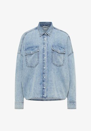 Cămașă din denim albastru deschis, cu un guler cu nasturi, două buzunare pe piept și o croială lejeră. Prezintă un guler clasic și mâneci lungi.