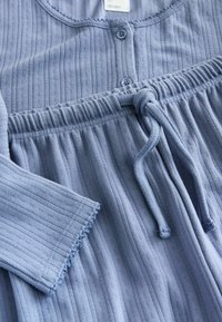 Lichtblauwe katoenen slaapjurk met geribbelde textuur, knoopsluiting, korte mouwen en een elastische taille met trekkoord.