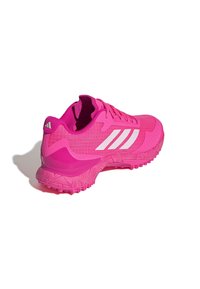 Scarpa sportiva rosa con tomaia testurizzata, branding bianco a tre strisce, suola ammortizzata e battistrada con motivo per una migliore aderenza.