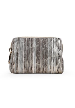 Bolso de mano metálico plateado con una superficie texturizada que presenta rayas verticales. Equipado con un cierre de cremallera y un acento de hardware en tono dorado.